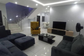 Luxe Living:4Bed, TV, Pool& WiFi